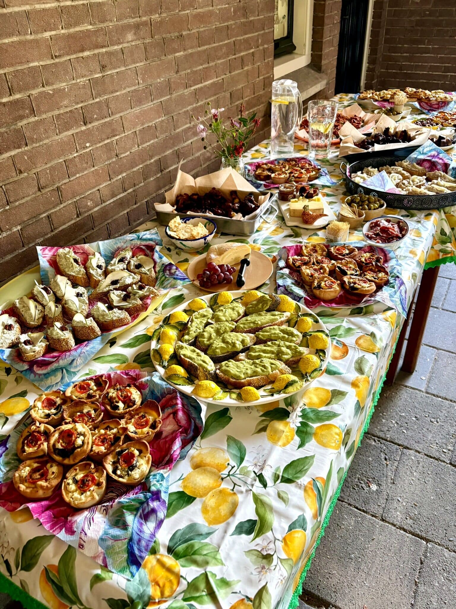 Kleurrijke groenteschaal voor een buffet
