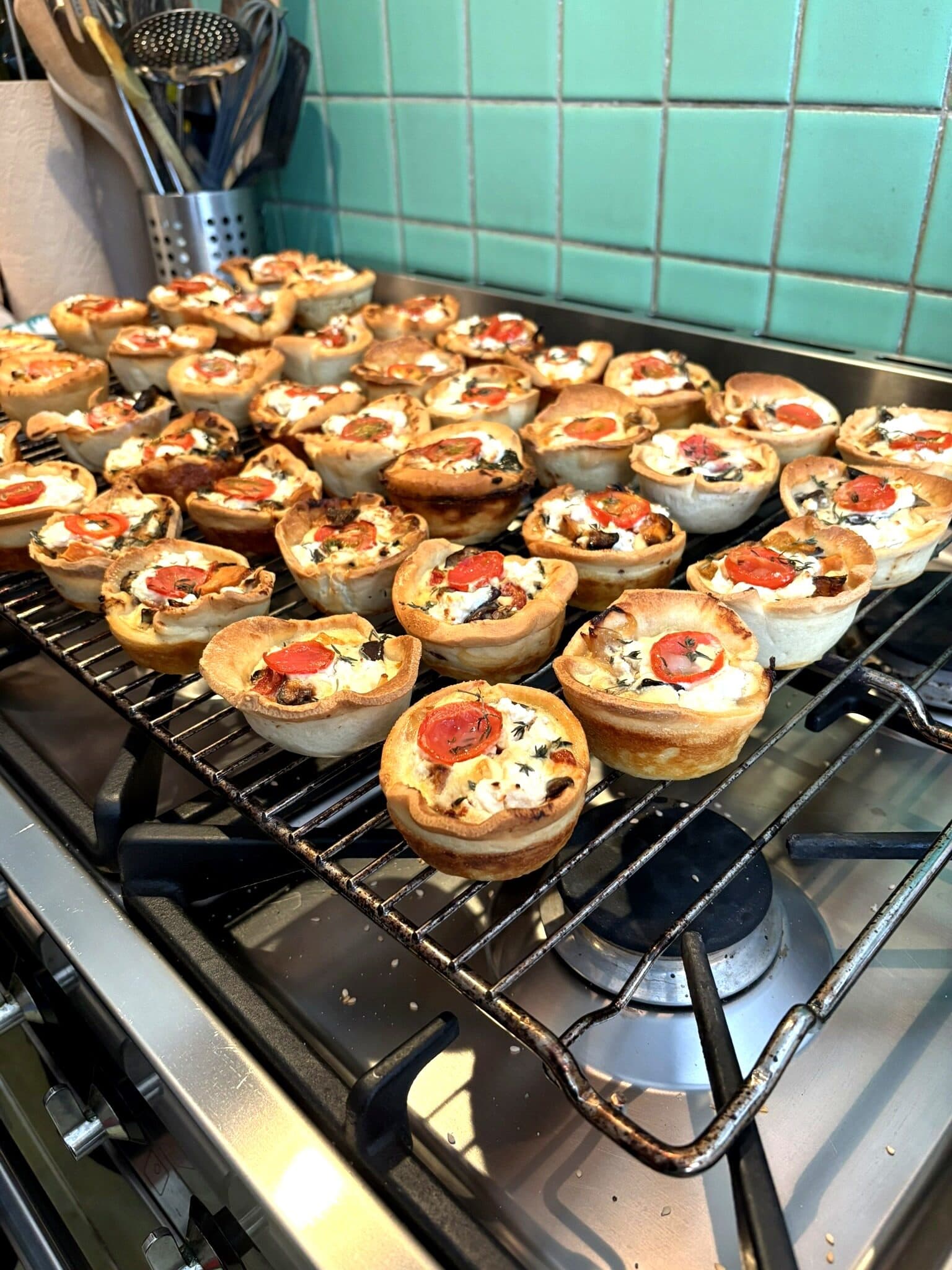 Verse broodjes en salades voor een zakelijke lunch